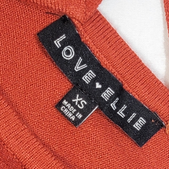 LOVE ♡ELLIE MIA BACK DETAIL SWEATER Women's Size XS V-Neckline, Pull Over - Picture 2 of 11